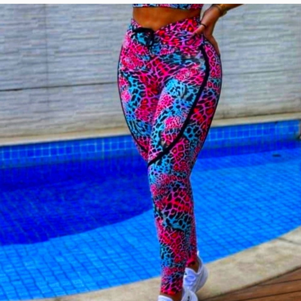 Vibrant Women's Leopard Print Leggings Set